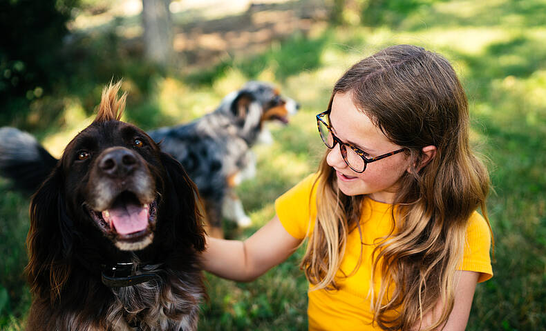 Maedchen mit Hund beim Zechnerhof  