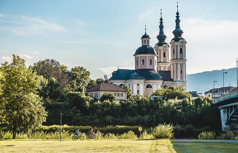 Drauradweg bei Villach mit Kreuzkirche  